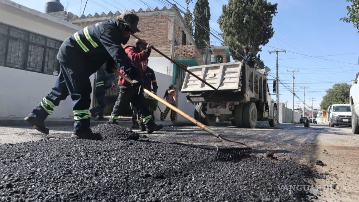$!Personal municipal intervino tramos de la colonia Nueva Jerusalén, entre las calles Palestina, Egipto e Irak, como parte del mantenimiento permanente de vialidades.