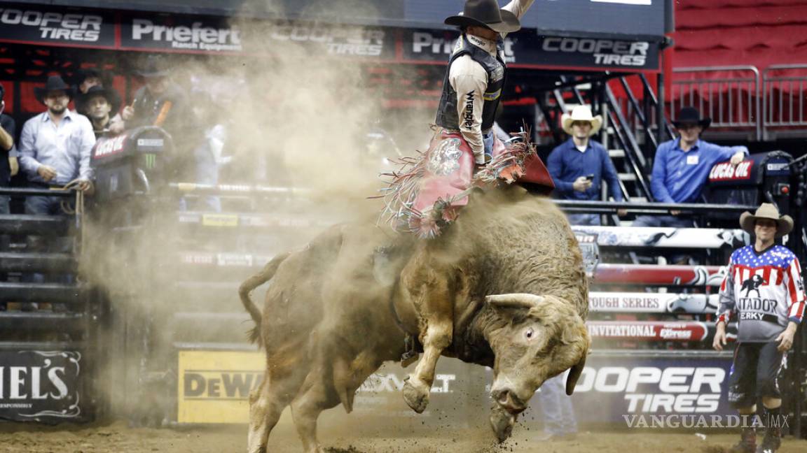 Jinete de toro muere pisoteado en competencia en Denver