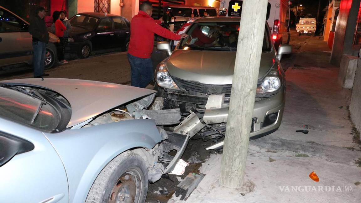 $!Por esquivar a motociclista se estrella con auto estacionado