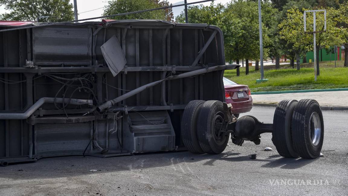 $!La barda cardán del camión se desprendió tras una falla mecánica, causando la volcadura en el periférico Luis Echeverría.