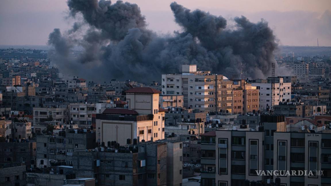 $!El humo se eleva tras un ataque aéreo israelí en la ciudad de Gaza, tras el sorpresivo ataque de Hamás contra Israe.