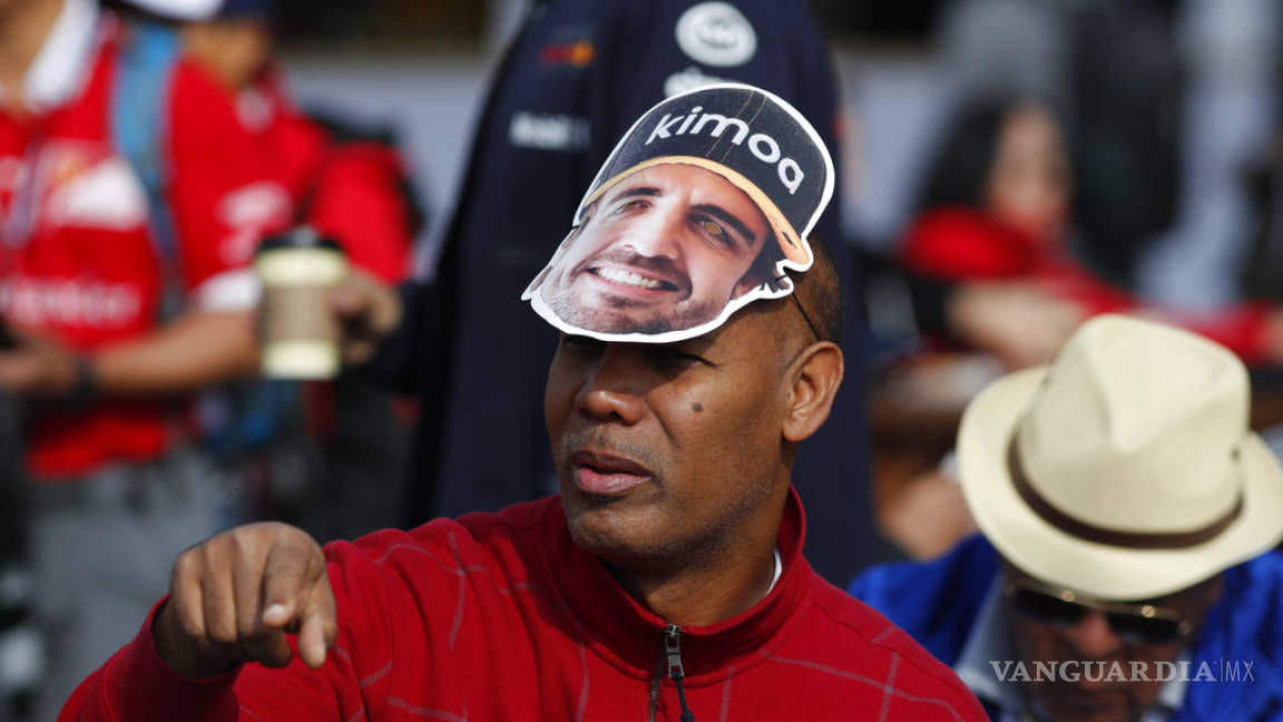 Rinden homenaje a Fernando Alonso con 30 mil réplicas de su rostro en GP de México