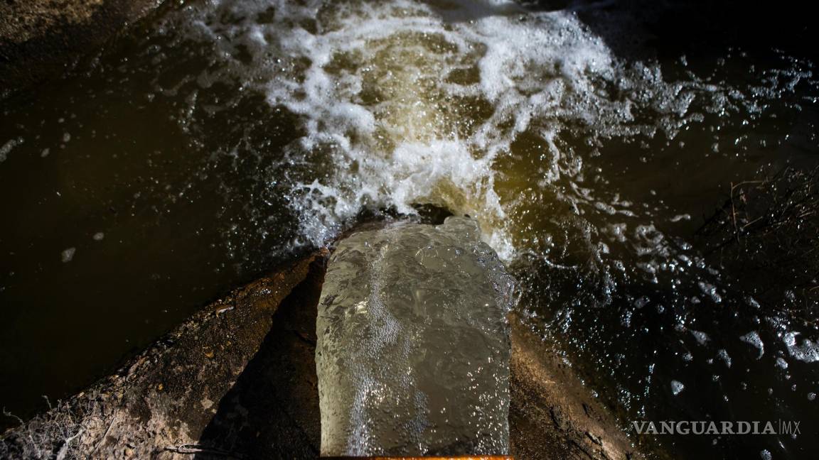 $!Agua subterránea bombeada que se vierte en una zanja de riego en Fabens, Texas, el 9 de abril de 2015.