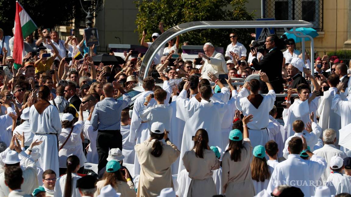 Papa Francisco llama a abrir las puertas a los migrantes en su gira por Hungría