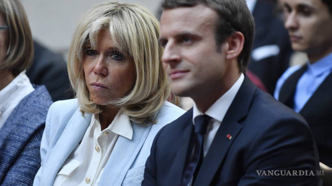 Quiere Emmanuel Macron cargo oficial para su esposa