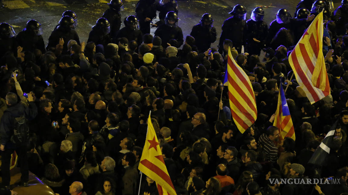 Se manifiestan catalanes contra prisión a independentistas