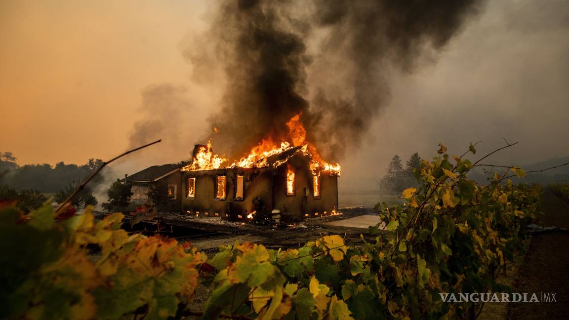 Vientos dan vida a incendio en california