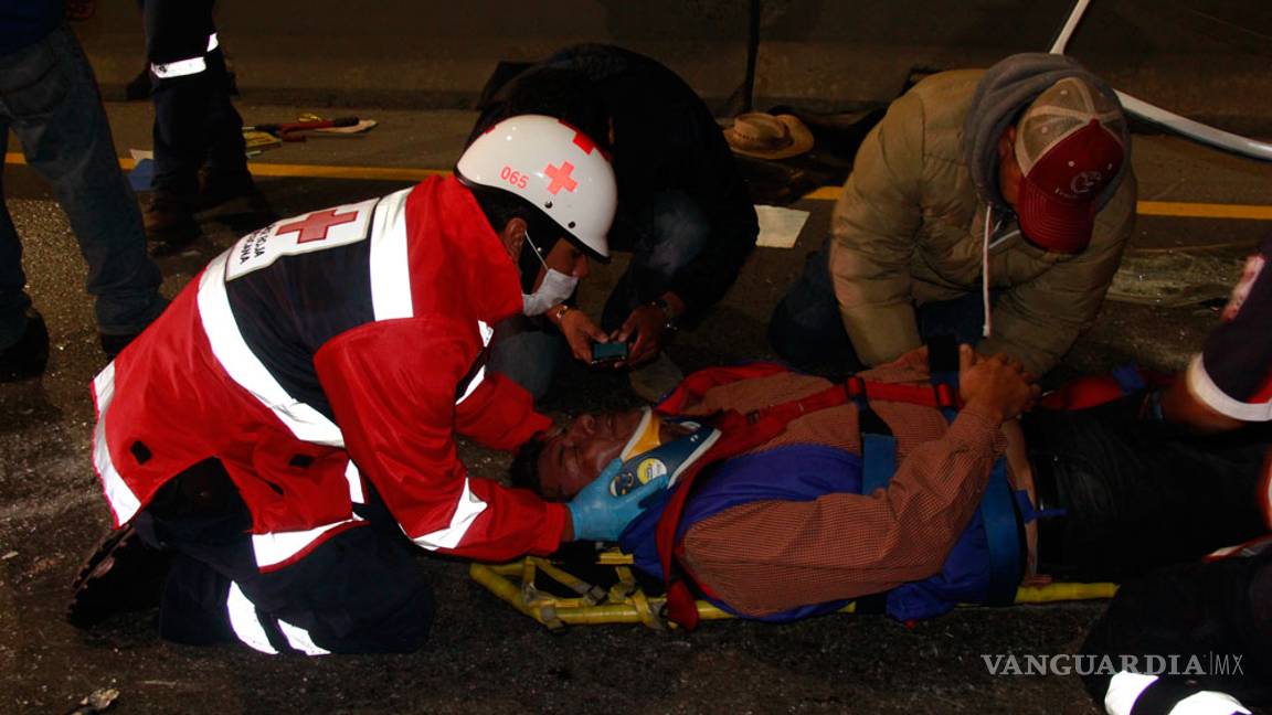 $!Reprobados: profes ebrios se vuelcan en bulevar de Saltillo