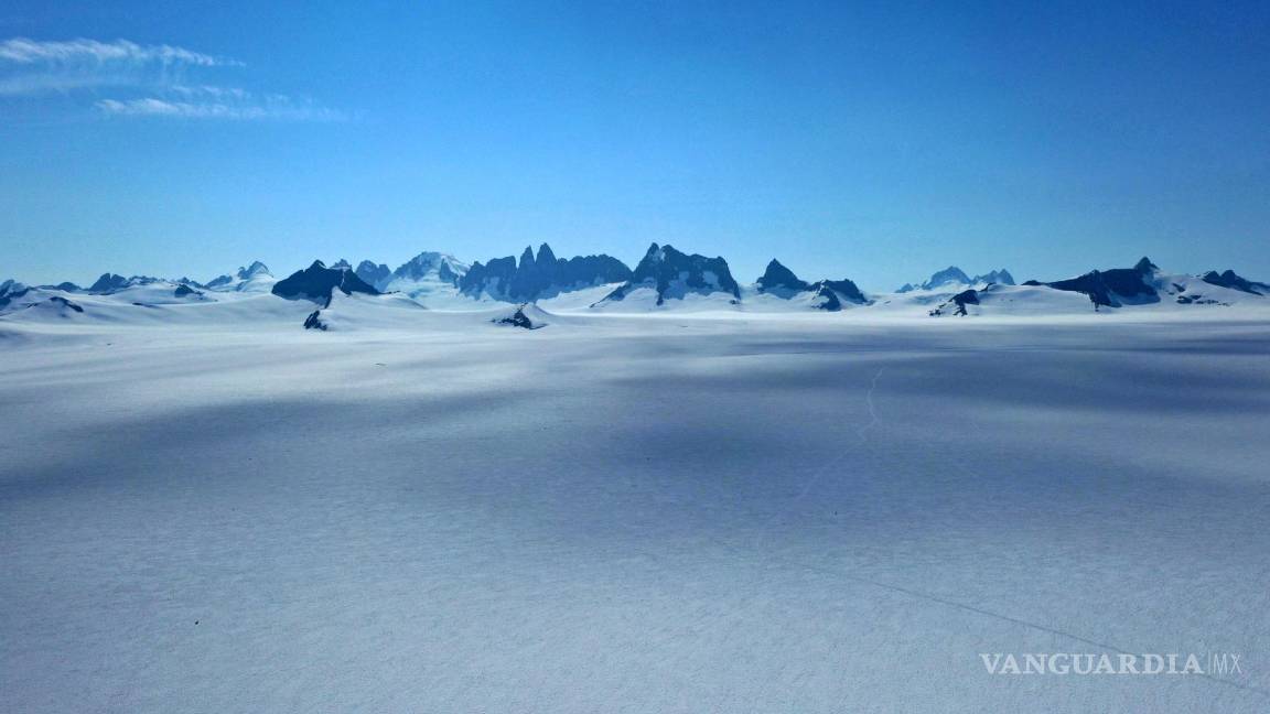 $!El campo de hielo de Juneau, que se extiende por las montañas costeras de Alaska perdió 5.9 kilómetros cúbicos de hielo anuales entre 2010 y 2020