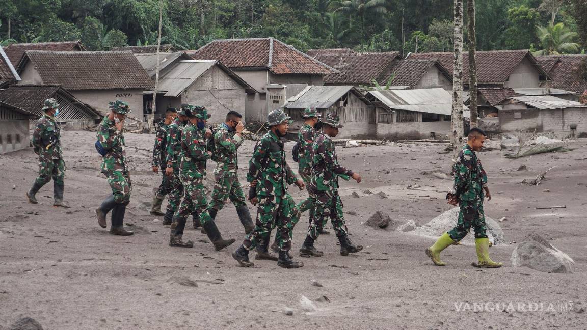 $!Personal militar busca víctimas en una aldea cubierta por cenizas volcánicas de la erupción del monte Semeru en Lumajang, Java Oriental, Indonesia. EFE/EPA/AMMAR