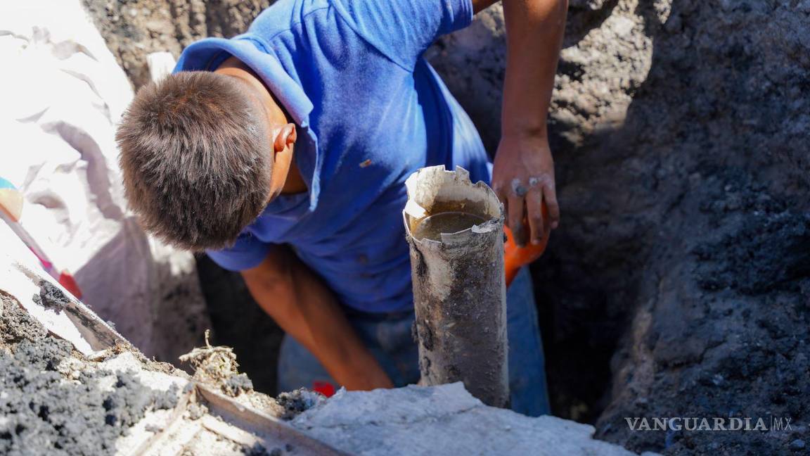 $!Cuadrillas de EMAS realizan intervención en descarga sanitaria en el fraccionamiento La Estación.