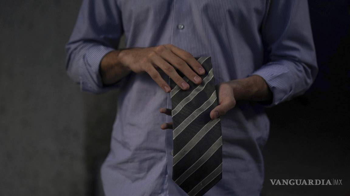 $!Javier Flores sostiene una corbata de Gabriel García Márquez que compró en una venta benéfica de artículos del escritor y su esposa Mercedes, en la que fue por años su casa en la Ciudad de México. AP/Fernando Llano