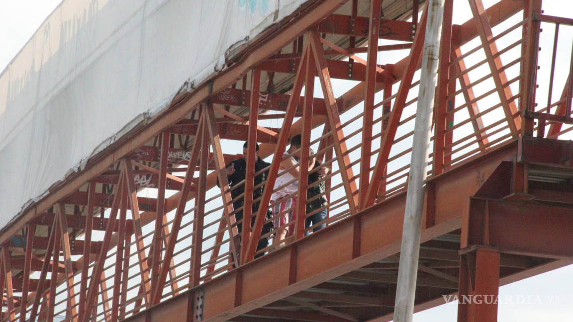 Anuncia en redes su suicidio; amigo llega a puente de Saltillo y la salva
