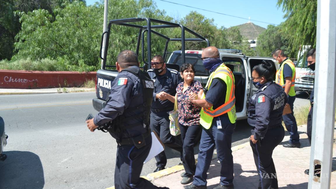 Eviten policías y ciudadanos que mujer se lance al vacío en la Zona Centro de Saltillo