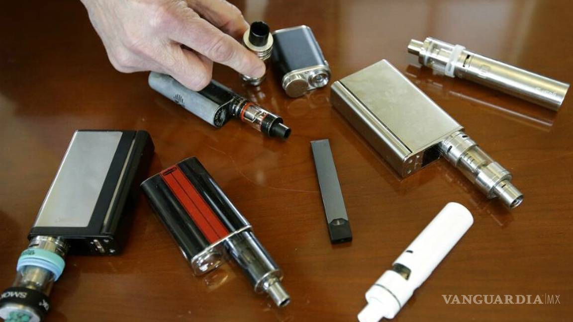 $!Decreta Trump prohibición a venta de cigarros electrónicos de sabores por misteriosa epidemia