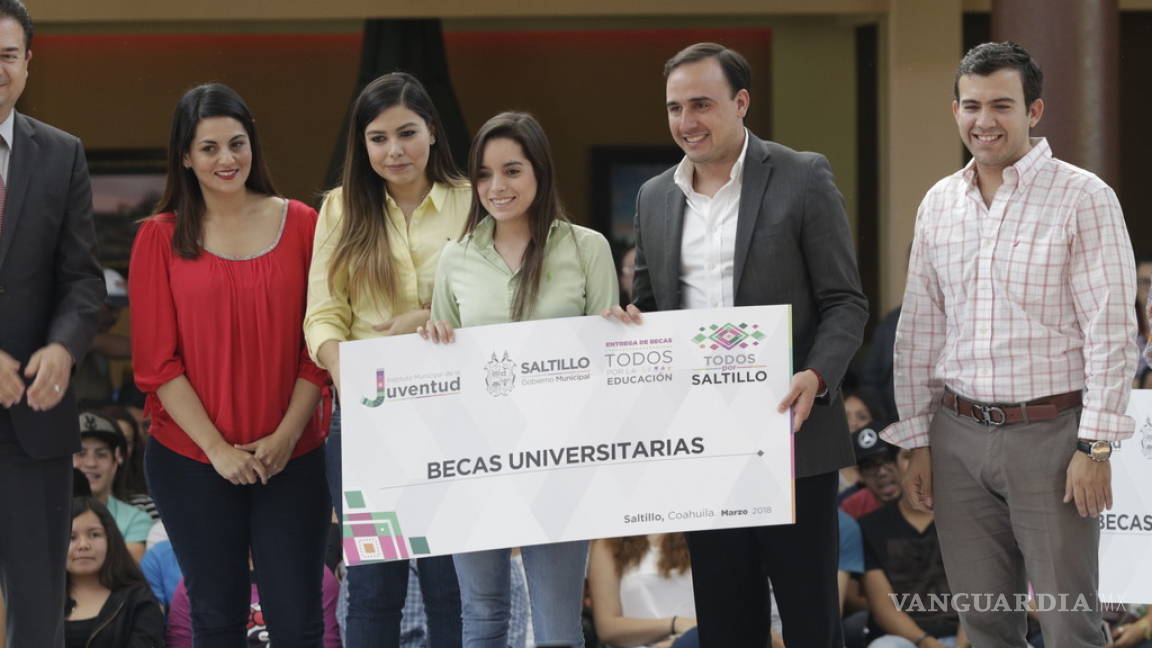 Entrega Saltillo becas a mil estudiantes de nivel profesional