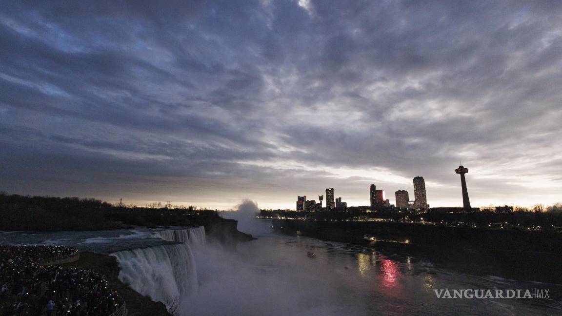 $!La escena nublada en las Cataratas del Niágara se vuelve más brillante durante el eclipse solar total en las Cataratas del Niágara.