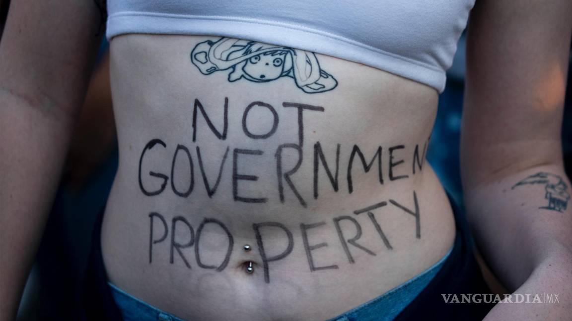 $!Un activista por el derecho al aborto se une a una protesta frente a la Corte Suprema en Washington.