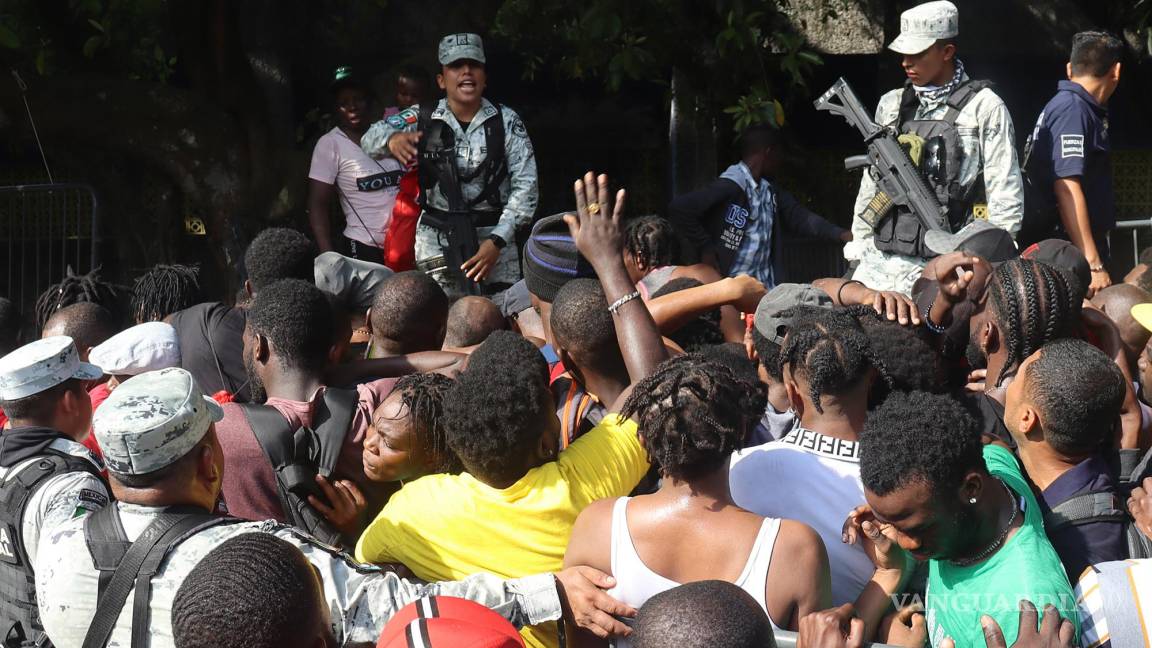 Migrantes protestan en la sede de Comar en Tapachula