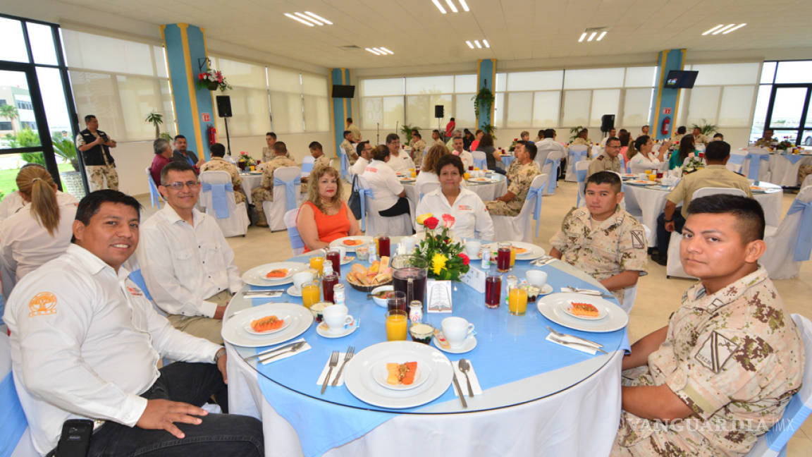Ejército Mexicano ofrece desayuno a maestros de Piedras Negras