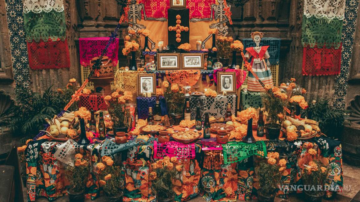 $!Las familias mexicanas preparan con devoción altares adornados con flores, papel picado, fotografías y platillos favoritos.