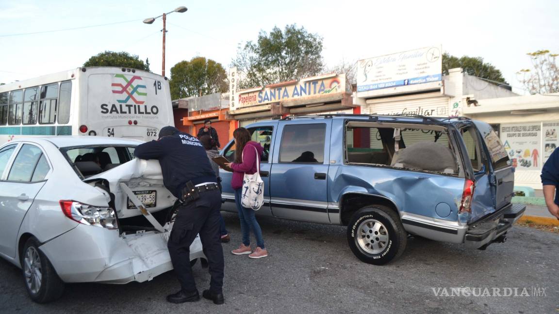 $!Unidad de transporte de la ruta 1B de Saltillo le pega a cinco autos por falla en frenos
