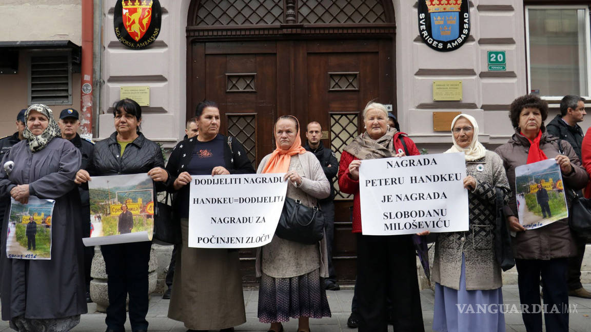 Sobrevivientes de la guerra en Bosnia protestan por entrega de Nobel a Peter Handke
