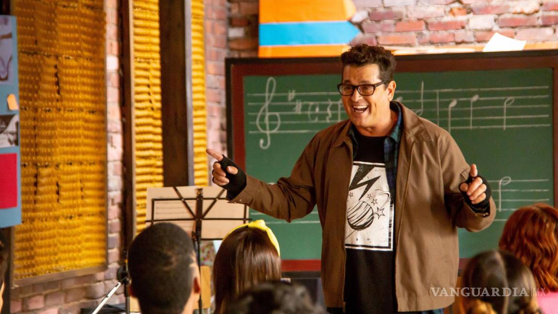 $!El cantante colombiano Carlos Vives en el papel del profesor de música Amaranto Molina, durante el rodaje de la serie El club de los graves. EFE/Disney+