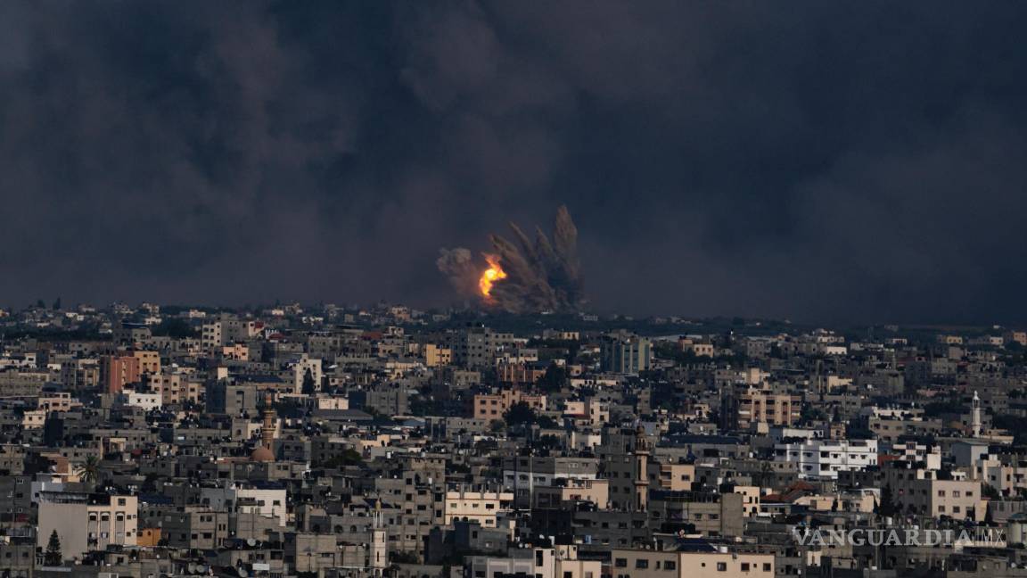 $!El fuego y el humo aumentan tras un ataque aéreo israelí en la ciudad de Gaza.