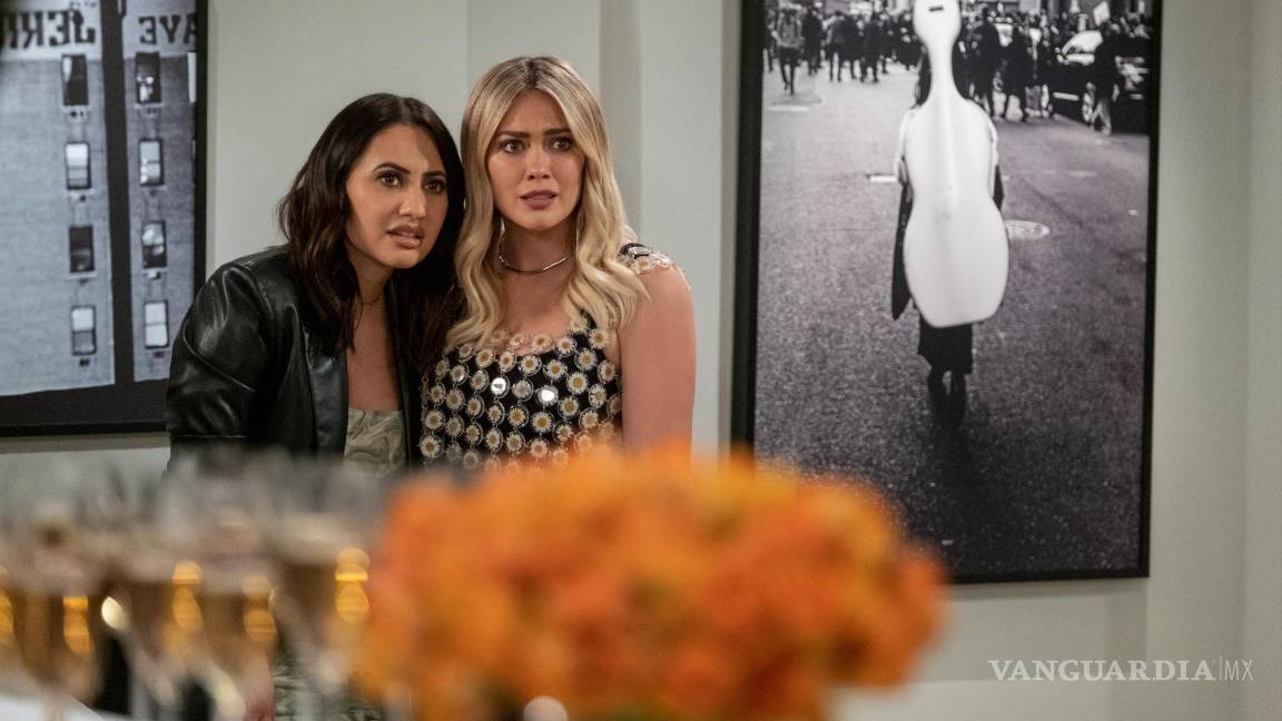 $!Hilary Duff (d) como Sophie y Francia Raisa (i) como Valentina, durante la escena de un episodio de la serie How I Met Your Father. EFE-Patrick Wymore Hulu