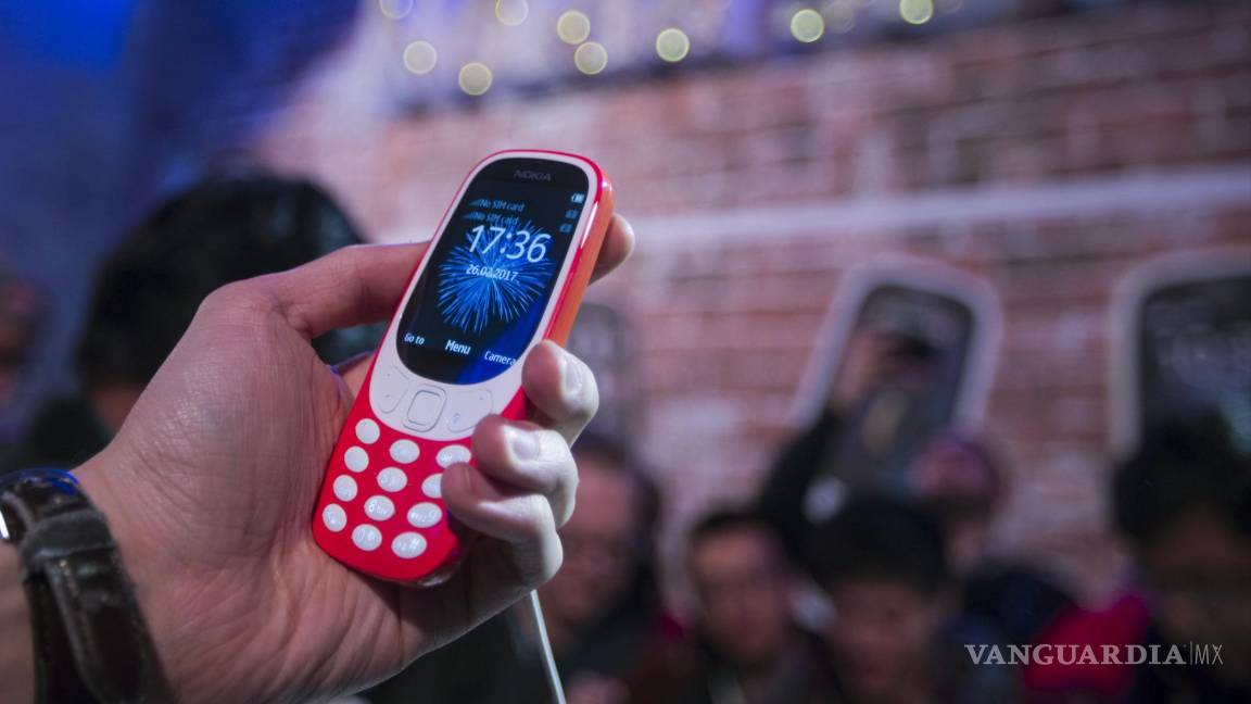 $!Vista del modelo Nokia 3310, una vuelta al pasado, presentado en el Mobile World Congress (MWC) de 2017.