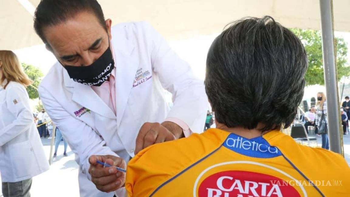 Cuenta Nuevo León con 26 mil dosis para seguir la vacunación de personal médico