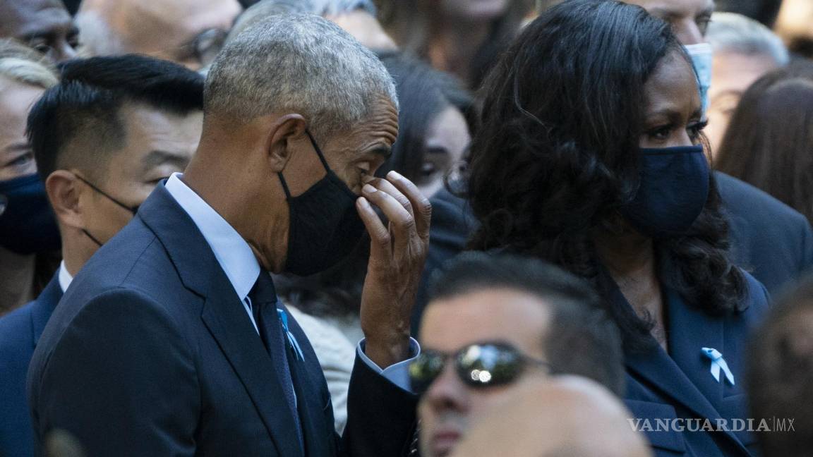 $!El ex presidente Barack Obama, a la izquierda, se enjuga los ojos junto a la ex primera dama Michelle Obama durante las ceremonias para conmemorar el 20 aniversario de los ataques terroristas del 11 de septiembre, el sábado 11 de septiembre de 2021, en el Museo y Memorial Nacional del 11 de septiembre en Nueva York. AP/John Minchillo