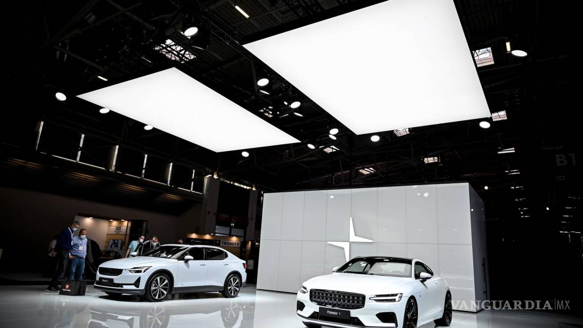 $!La Polestar 1 (R) y Polestar 2 (L) en exhibición en el primer día de vista previa de prensa del Salón Internacional del Automóvil IAA en Munich, Alemania. EFE/EPA/Sascha Stenbach