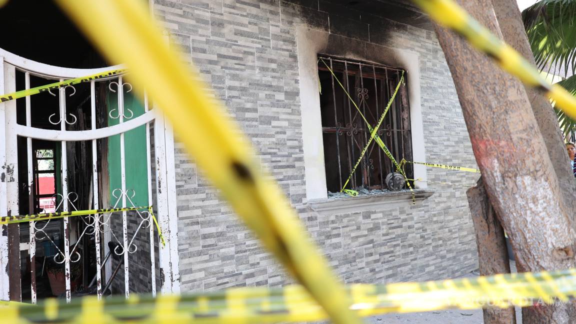 $!Autoridades mantienen acordonada la zona mientras se desarrollan las investigaciones para esclarecer el origen del fuego en la colonia Nueva Tlaxcala.