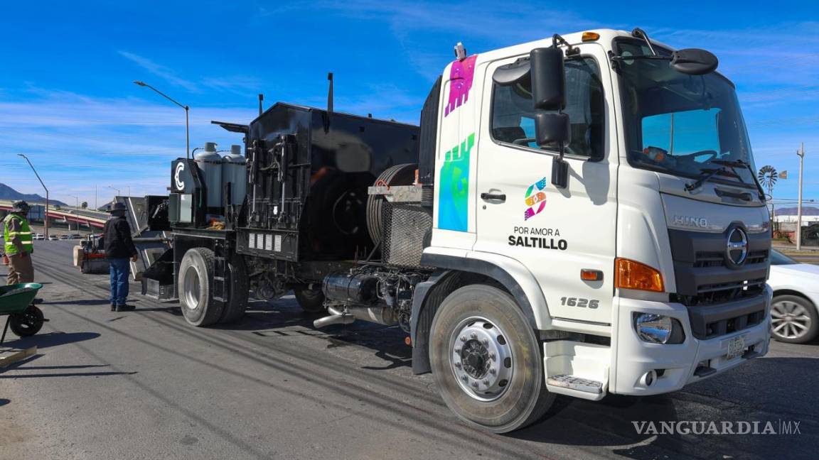 $!Tecnología de punta se utiliza en las labores de bacheo.