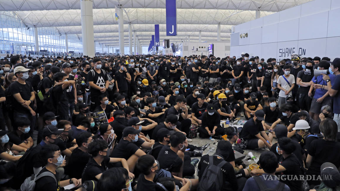 Manifestantes toman el aeropuerto de Hong Kong, se suspende todos sus vuelos