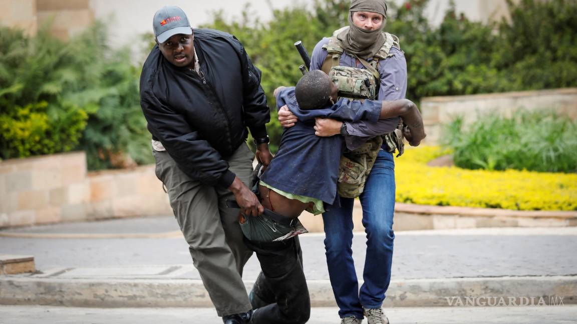 $!Turistas de un hotel en Nairobi corren por sus vidas tras ataque terrorista (fotogalería)