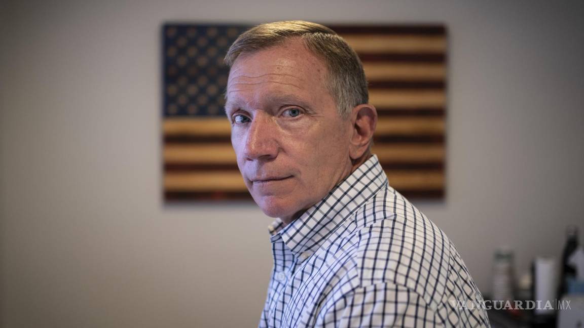 $!Ken Winkler, policía retirado de la Ciudad de Nueva York, posa para una fotografía en su despacho el 3 de agosto de 2021, en Nueva York. Winkler ayudó a coordinar la respuesta de la unidad de emergencias del Departamento de Policía de la ciudad sobre el terreno en el World Trade Center el 11 de septiembre, poniéndose a cubierto detrás de un camión para tratar de esquivar los escombros cuando la torre sur se derrumbó. AP/Wong Maye-E