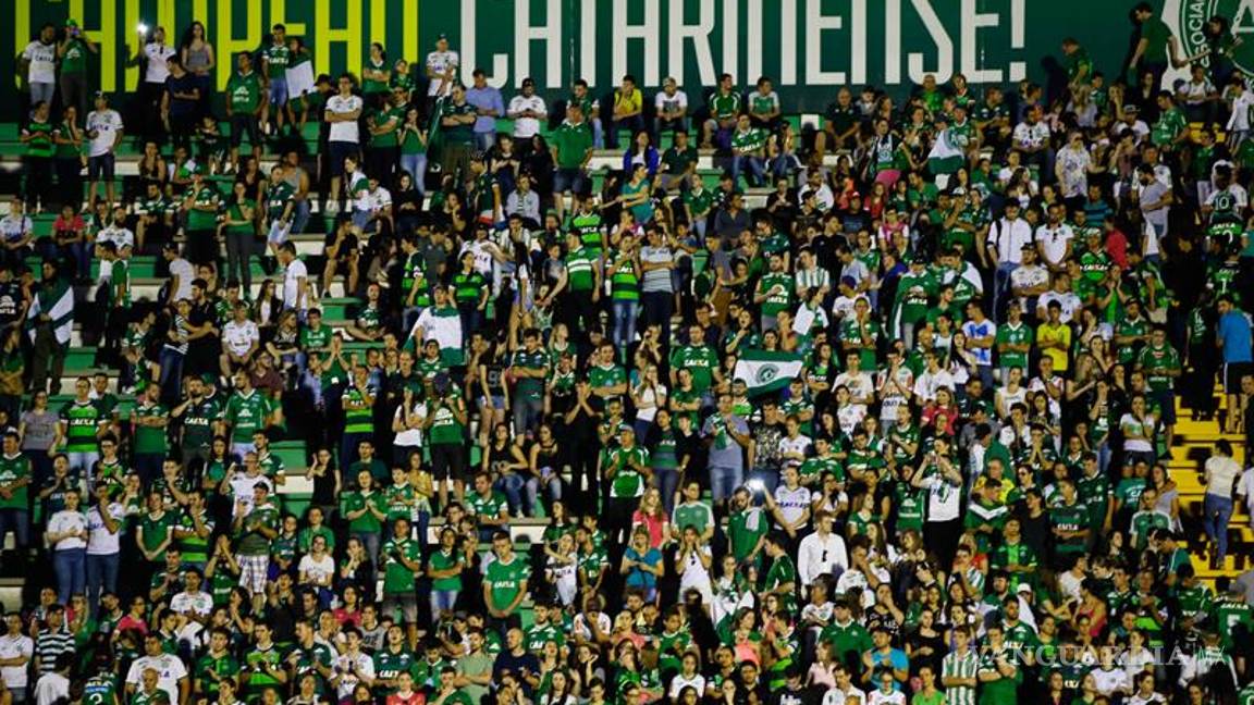 $!Aficionados le rinden homenaje al Chapecoense en su estadio