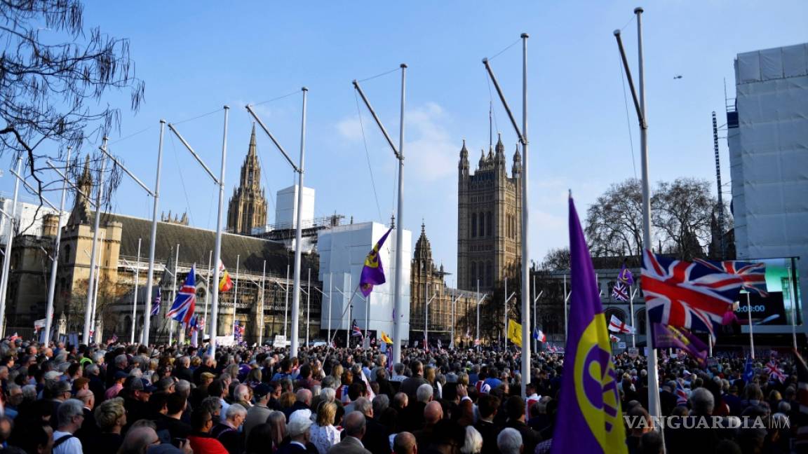 Miles de partidarios del &quot;brexit&quot; protestan frente al Parlamento británico