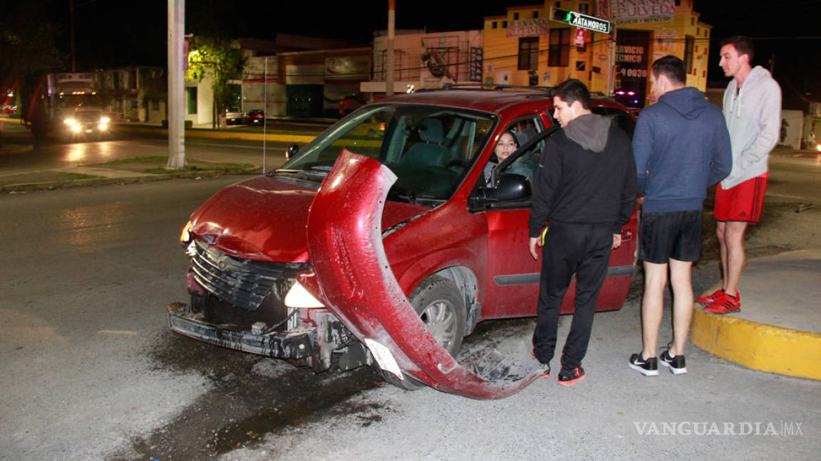 Policía de Saltillo causa accidente; se pasaron el semáforo en rojo
