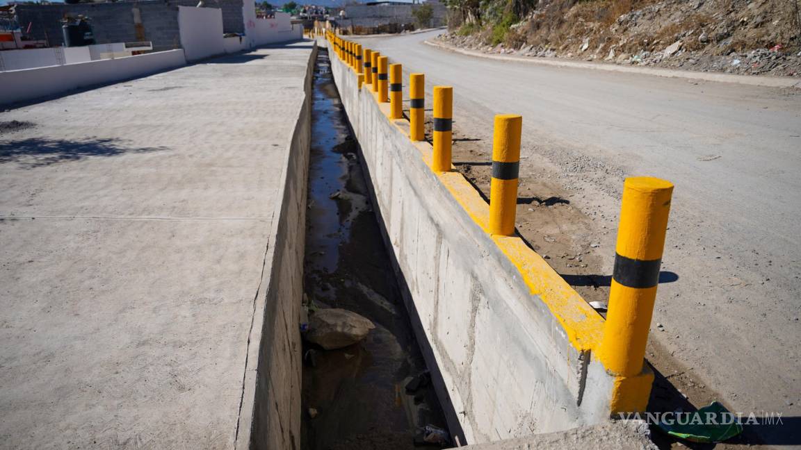 $!El Alcalde entregó un canal de concreto y muro de contención en la colonia Mirador de Ramos Arizpe