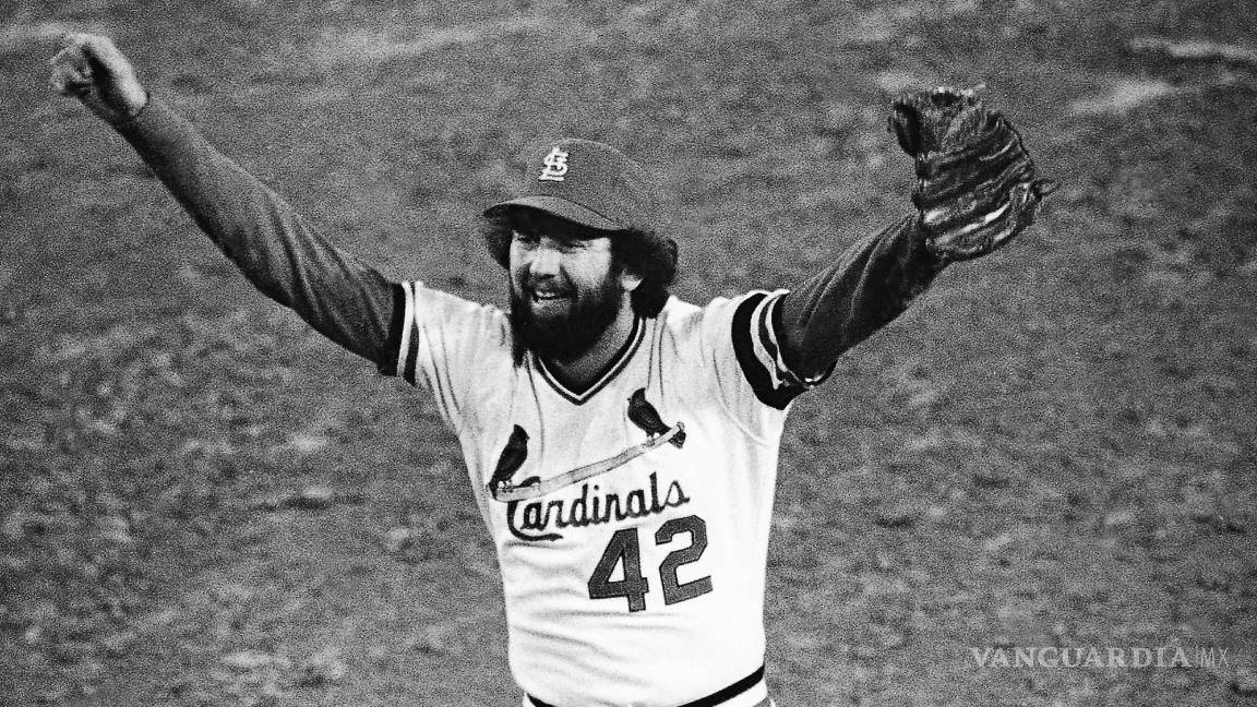 $!El relevista de los St. Louis Cardinals, Bruce Sutter, celebra el último out en la novena entrada del Juego 7 de la Serie Mundial el 20 de octubre de 1982.