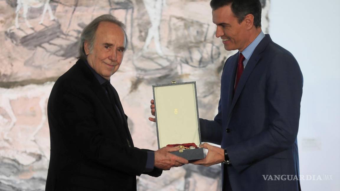 Pedro Sánchez condecora a Joan Manuel Serrat con la Gran Cruz de la Orden Civil de Alfonso X