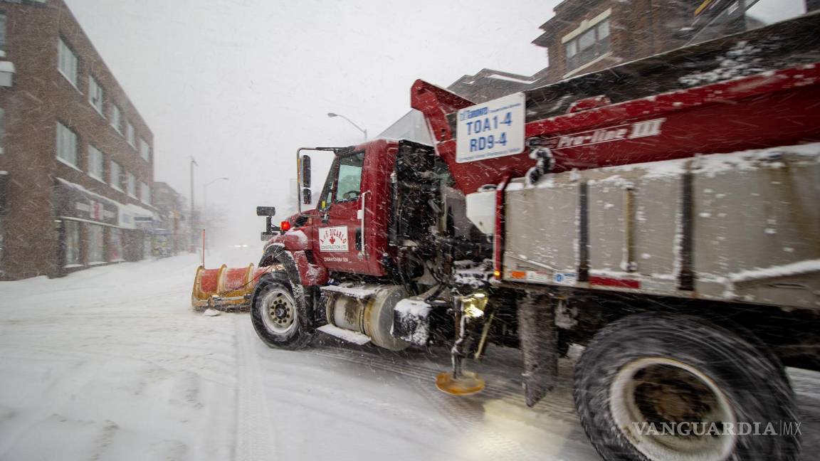 $!Un camión retira nieve de una calle este domingo, en Toronto. Canadá registró algunas de las temperaturas más bajas de su historia debido al vórtice polar.