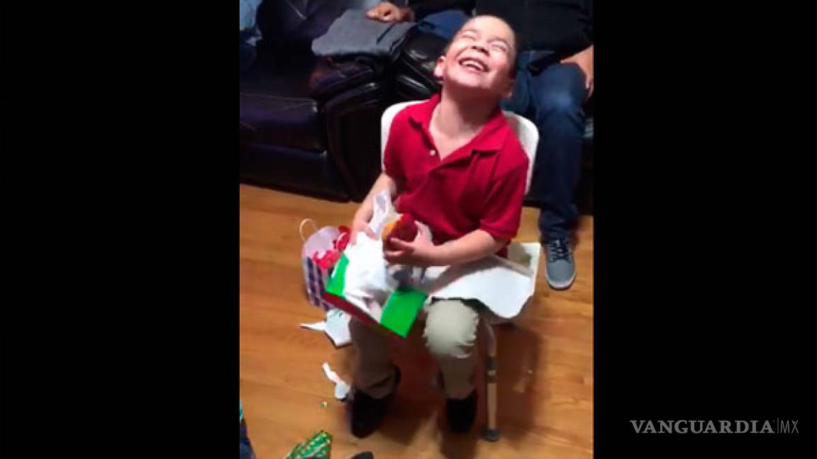 Niño feliz por su inesperado regalo de Navidad, una caja de donas (video)