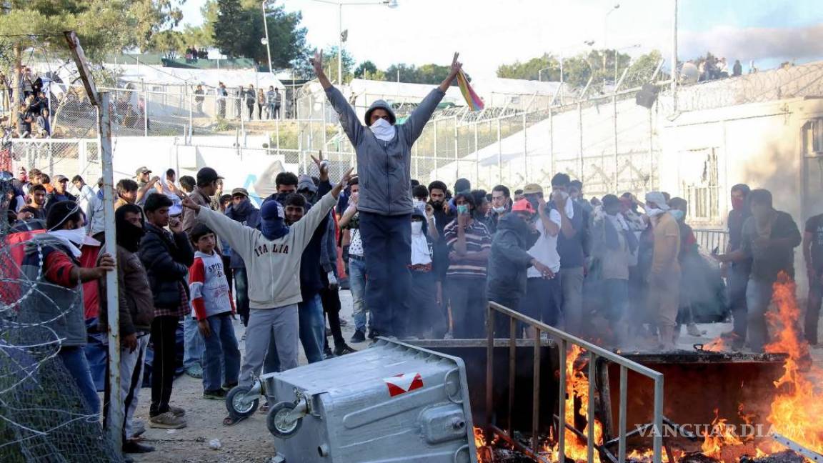 Enfrentamientos entre refugiados y policías en campamento de Lesbos
