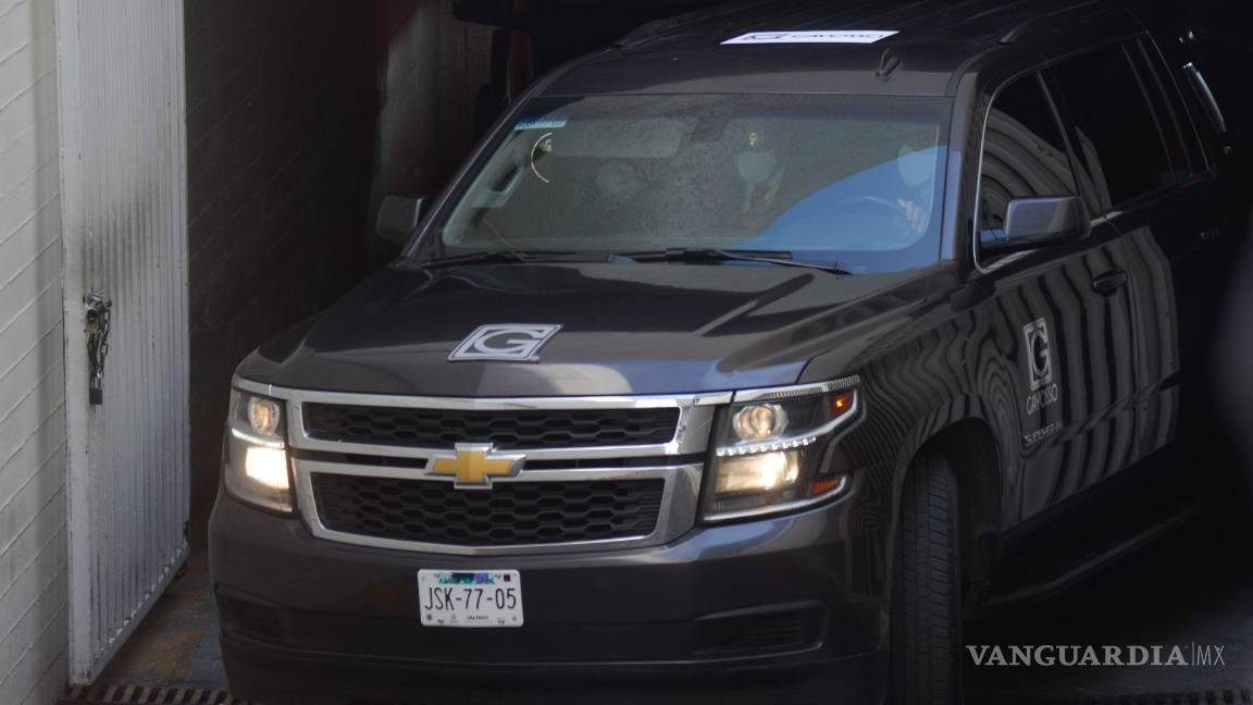 $!Salida de la carroza que traslada el féretro de Vicente Fernández, quien falleció la madrugada de este domingo. Sus restos serán trasladados a la Arena VFG dentro del Rancho Los Tres Potrillos.