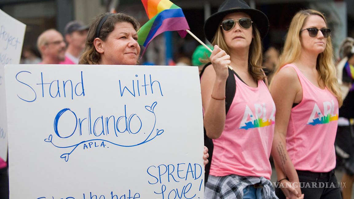 Los Ángeles toma la calle en Desfile del Orgullo Gay tras masacre de Orlando